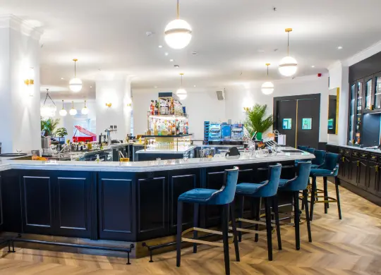 Auf Klassenfahrt mit HEROLÉ: Barbereich im a&o Brussel Centrum