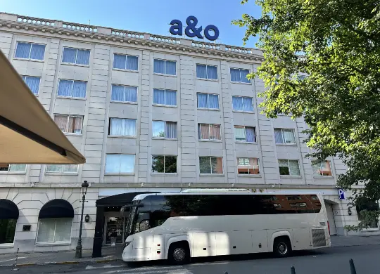 Auf Klassenfahrt mit HEROLÉ: Außenansicht von a&o Brussel Centrum