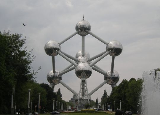 Blick auf das Atomium in Brüssel Auf Klassenfahrt mit HEROLÉ: Besichtigen Sie auch das einzigartige Gebäude Atomium in Brüssel