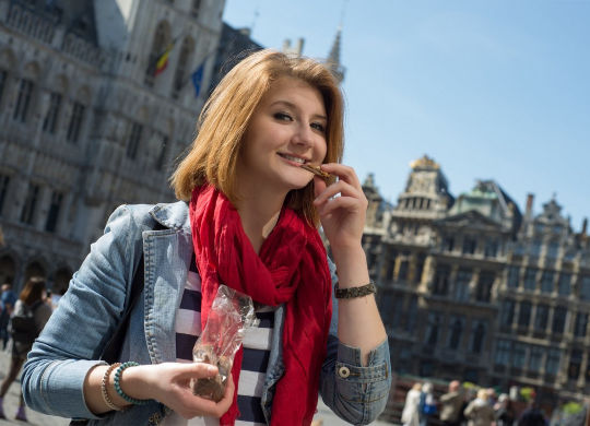 Mädchen probiert die belgische Schokolade auf dem Grotein Brüssel Auf Klassenfahrt mit HEROLÉ: Probieren Sie auch die belgische Schokolade aus Brüssel