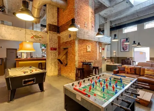 Auf Klassenfahrt mit HEROLÉ: Gamezone im Meininger Hotel in Brüssel