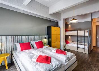 Mehrbettzimmer im Meininger Hotel in Brüssel Auf Klassenfahrt mit HEROLÉ: Nächtigen Sie in den Räumlichkeiten des Meiniger Hotel in Brüssel