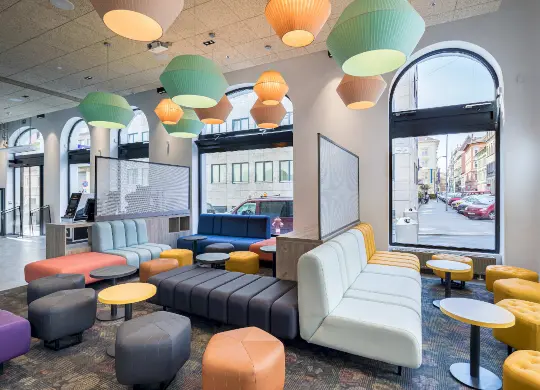 Auf Klassenfahrt mit HEROLÉ: Gemeinschaftslounge im a&o Hostel in Budapest