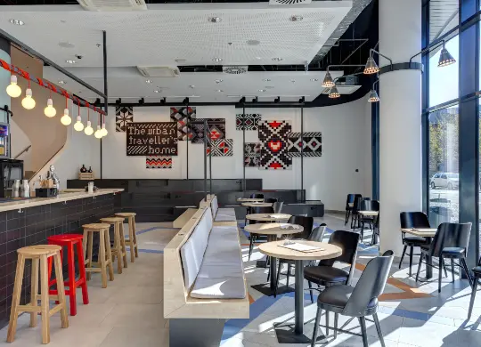 Auf Klassenfahrt mit HEROLÉ: Barbereich im Meininger Hotel in Budapest