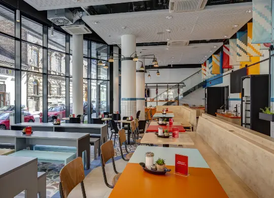 Auf Klassenfahrt mit HEROLÉ: Frühstücksbereich im Meininger Hotel in Budapest