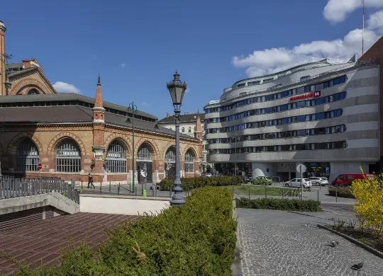 Auf Klassenfahrt mit HEROLÉ: Außenansicht von Meininger Hotel in Budapest