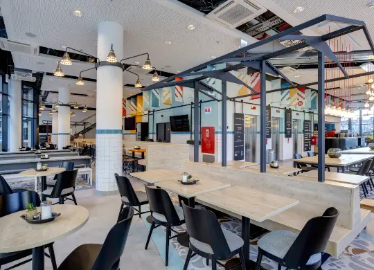 Auf Klassenfahrt mit HEROLÉ: Frühstücksbereich im Meininger Hotel in Budapest