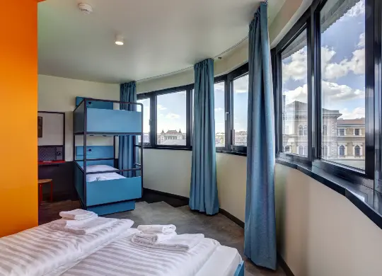 Auf Klassenfahrt mit HEROLÉ: Beispiel eines Mehrbettzimmers im Meininger Hotel in Budapest