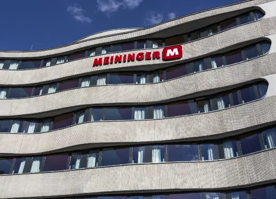 Auf Klassenfahrt mit HEROLÉ: Außenansicht von Meininger Hotel in Budapest