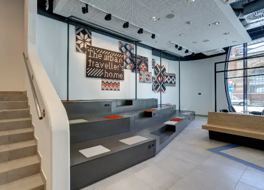 Auf Klassenfahrt mit HEROLÉ: Loungebereich im Meininger Hotel in Budapest