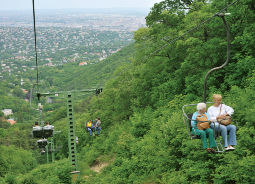 Budapest - Budaer Berge Sessellift Klassenfahrt - Budapest - Der Sessellift führt auf die Budaer Berge und hält einen Ausblick auf die Stadt bereit.
