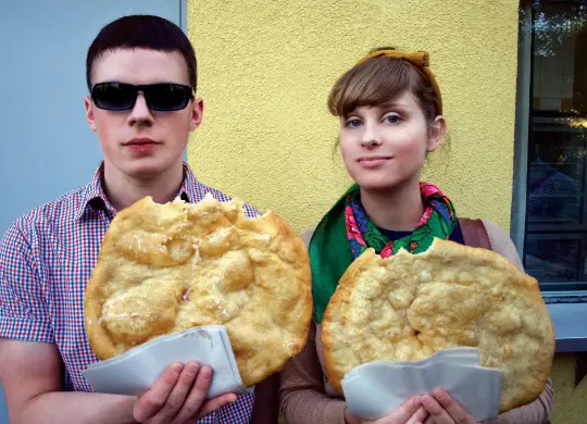 Auf Klassenfahrt mit HEROLÉ: Junge Menschen mit Lángos in Budapest.