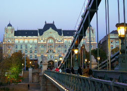 Budapest - Kettenbrücke und Gresham Palast Klassenfahrt - Budapest - Ein Blick von der Kettenbrücke auf den Gresham Palast in dem sich heute das Four Seasons Hotel befindet.