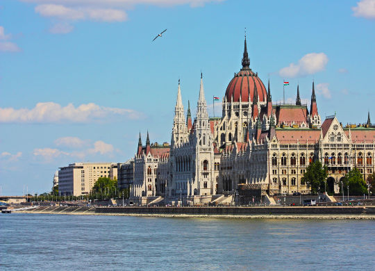 Blick auf das Parlament in Budapest Auf Klassenfahrt mit HEROLÉ: Besuchen Sie auch das Parlament am Donauufer in Budapest