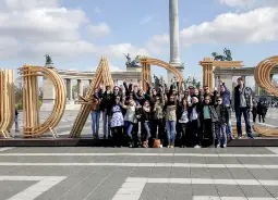 Schulklasse auf dem Heldenplatz in Budapest Auf Klassenfahrt mit HEROLÉ: Schulklasse auf dem Heldenplatz in Budapest.