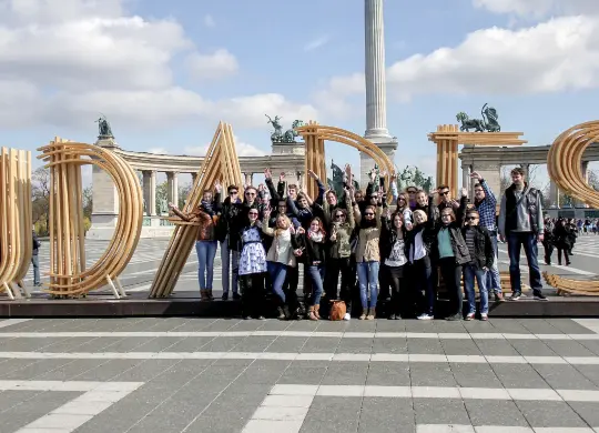 Auf Klassenfahrt mit HEROLÉ: Schulklasse auf dem Heldenplatz in Budapest.