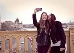 Mädchen beim Fotos machen in Budapest  Auf Klassenfahrt mit HEROLÉ: Nutzen Sie die Gelegenheit Ihre  Erinnerungen in Budapest festzuhalten in