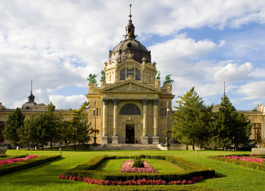 Blick auf die blühende Parkanlage vor dem Szechenyi Bad in Budapest Auf Klassenfahrt mit HEROLÉ: Besuchen Sie auch die schöne Parkanlage vor dem Szechenyi Bad in Budapest