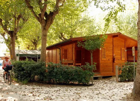 Auf Klassenfahrt mit HEROLÉ: Bungalowbeispiel Camping Europa in Torre del Lago / Toskana