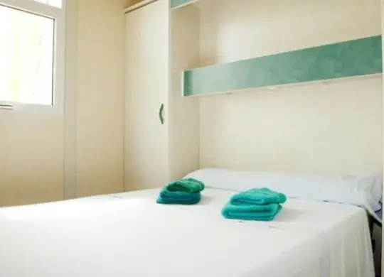 Auf Klassenfahrt mit HEROLÉ: Schlafzimmer im Bungalow des Camping El Far in Calella- Katalonien.