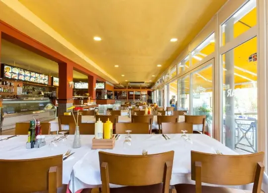 Auf Klassenfahrt mit HEROLÉ: Restaurant für Halbpension auf dem Camping El Far in Calella - Katalonien.