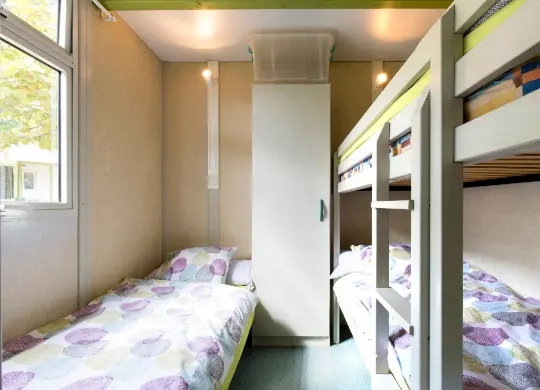 Auf Klassenfahrt mit HEROLÉ: Schlafzimmer im Bungalow des Campings El Far in Calella