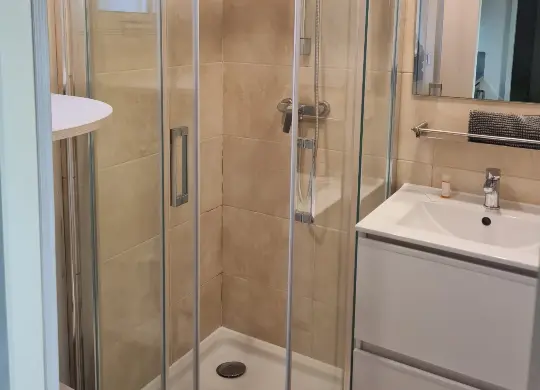 Auf Klassenfahrt mit HEROLÉ: Renovierte Bäder in den Bungalows auf dem Camping El Far in Katalonien