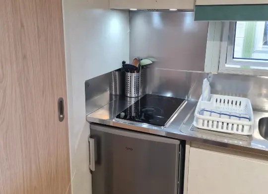 Auf Klassenfahrt mit HEROLÉ: Küche im Bungalow des Camping El Far in Katalonien