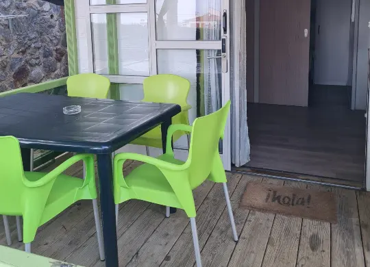 Auf Klassenfahrt mit HEROLÉ: Möblierte Terrasse des Bungalows auf dem Camping El Far in Katalonien.