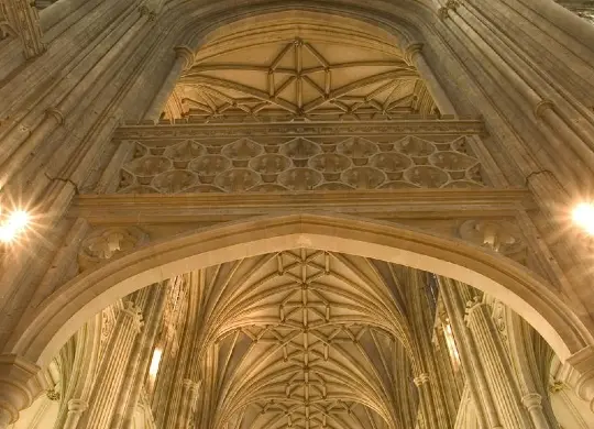 Auf Klassenfahrt mit HEROLÉ: Die Decke der Canterbury Cathedral in Canterbury.