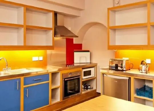 Auf Klassenfahrt mit HEROLÉ: YHA Küche in Canterbury.