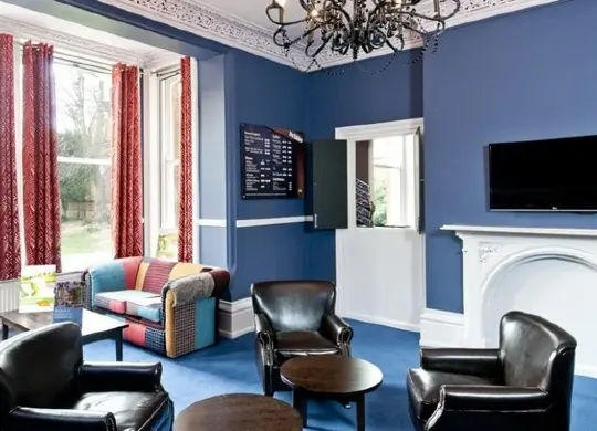 Auf Klassenfahrt mit HEROLÉ: YHA Gemeinschaftraum in Canterbury.