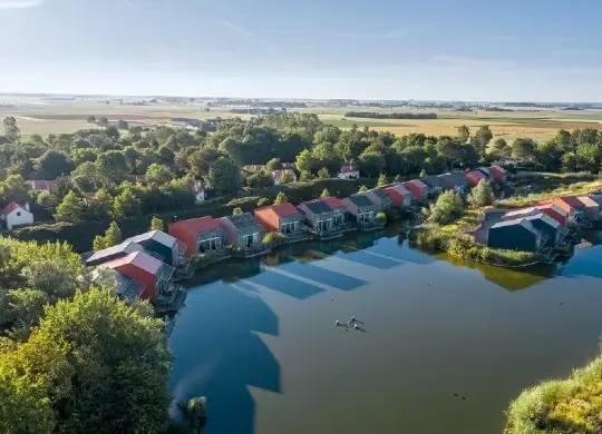 Vogelperpektive des Center Parcs Park De Haan an der Flämischen Nordseeküste Auf Klassenfahrt mit HEROLÉ: Center Parcs Park De Haan an der Flämischen Nordseeküste