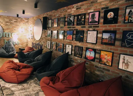 Auf Klassenfahrt mit HEROLÉ: Chill-Area im MEININGER Hotel Krakau