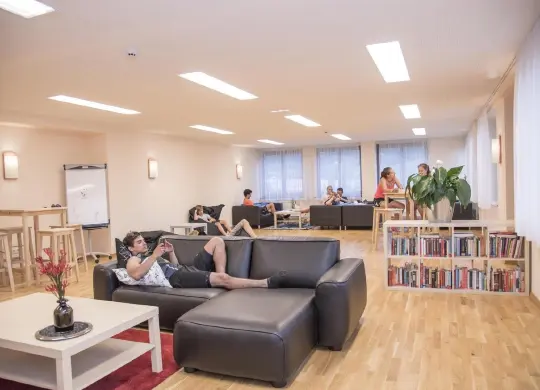 Auf Klassenfahrt mit HEROLÉ: Chillraum im JUFA Hotel Lungau im Salzburger Land