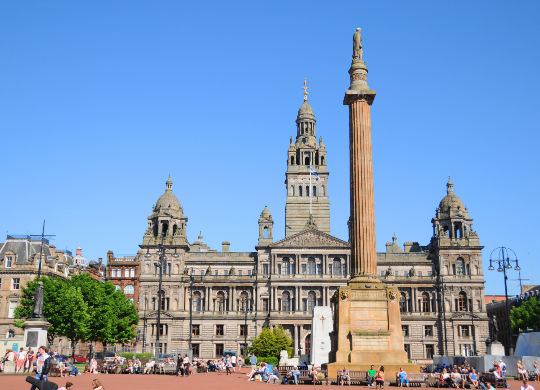 George Square mit City Chambers in Glasgow Auf Klassenfahrt mit HEROLÉ: George Square in Glasgow mit Scott Monument und City Chambers