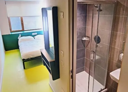 Clink i Lár Hostel Dublin - Beispielzimmer Auf Klassenfahrt mit HEROLÉ: Ein Beispielzimmer mit Bad im  Clink i Lár Hostel in Dublin.