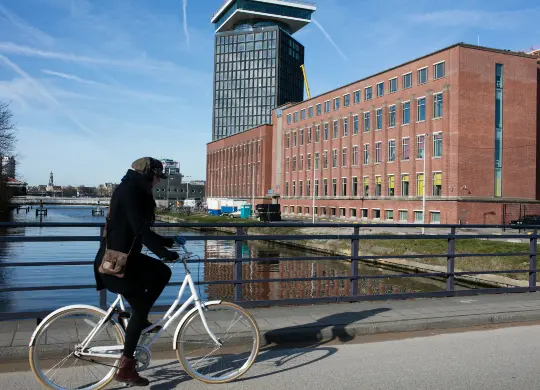 Auf Klassenfahrt mit HEROL&Eacute;: Au&szlig;enansicht Clink Noord in Amsterdam.