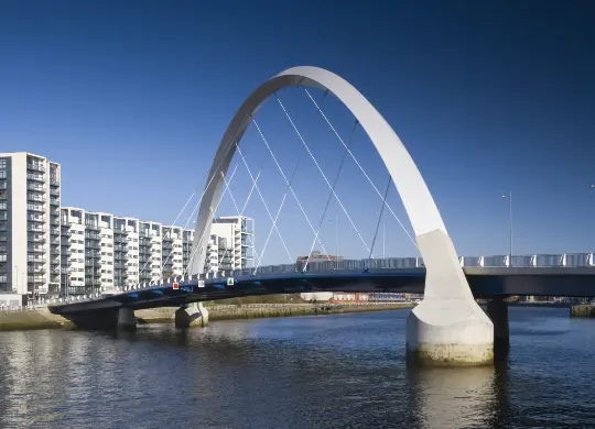 Auf Klassenfahrt mit HEROL&Eacute;: Die Clyde Arc Bridge in Glasgow