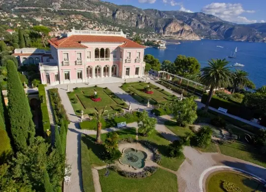 Auf Klassenfahrt mit HEROLÉ: Besuchen Sie die Villa Ephrussi mit ihren wunderschönen Gärten in Nizza an Côte d'Azur.