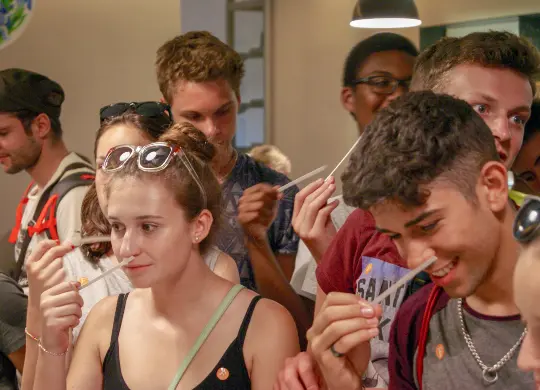 Auf Klassenfahrt mit HEROLÉ: Schüler in einer Parfümerie an der Côte d'Azur.