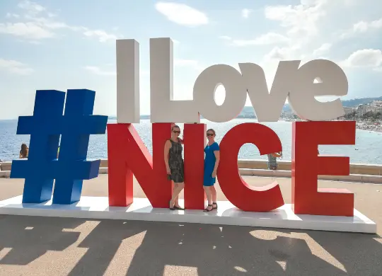 Auf Klassenfahrt mit HEROLÉ: Kundenberaterinnen Denise und Liesa in Nizza.