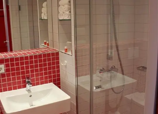 Badezimmer Havenhostel in Cuxhaven  Auf Klassenfahrt mit HEROLÉ: Badezimmer Havenhostel in Cuxhaven.