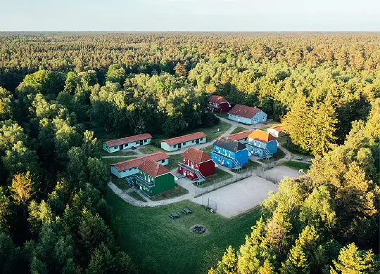 Darß - Luftbild der Jugendherberge Born-Ibenhorst Auf Klassenfahrt mit HEROLÉ: Luftbild der Jugendherberge Born-Ibenhorst inmitten ausgedehnter Wälder