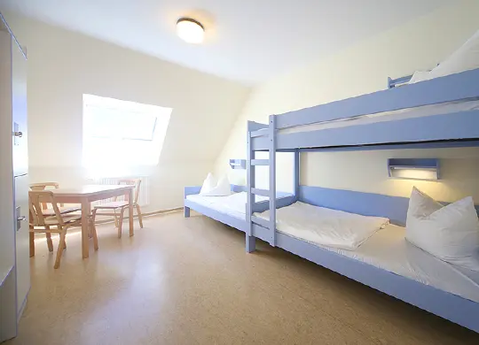 Darß - Zimmerbeispiel der Jugendherberge Born-Ibenhorst Auf Klassenfahrt mit HEROLÉ: Beispiel eines Mehrbettzimmers in der Jugendherberge Born-Ibenhorst