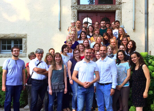 Das Team von HEROLÉ Reisen Team HEROLÉ Reisen vor dem Firmensitz