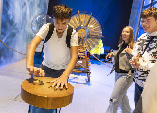 Mit allen Sinnen lernen – Jugendliche erkunden die DASA Arbeitswelt Ausstellung in Dortmund.