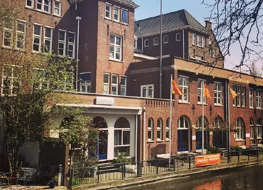 Die Aussenansicht des Stayokay Hostels in Den Haag Auf Klassenfahrt mit HEROLÉ: Nächtigen Sie in dem von uns empfohlenen Stayokay Hostel in Den Haag