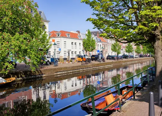 Eine Gracht in Den Haag Auf Klassenfahrt mit HEROLÉ: Grachten in Den Haag.