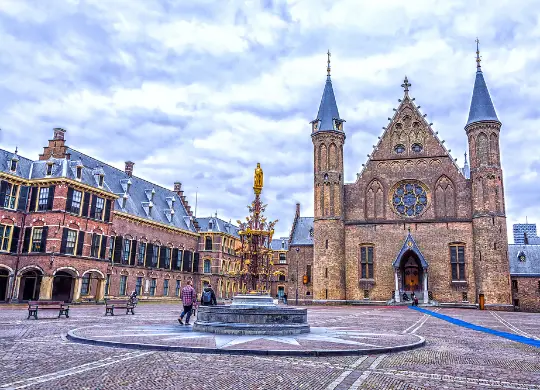 Der Binnenhof in Den Haag Auf Klassenfahrt mit HEROLÉ: Der Binnenhof in Den Haag.